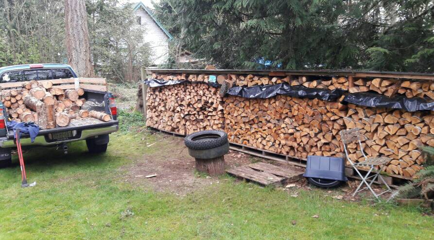 wood stacking with pallets + roof