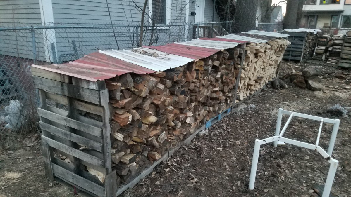 Simple pallet firewood rack