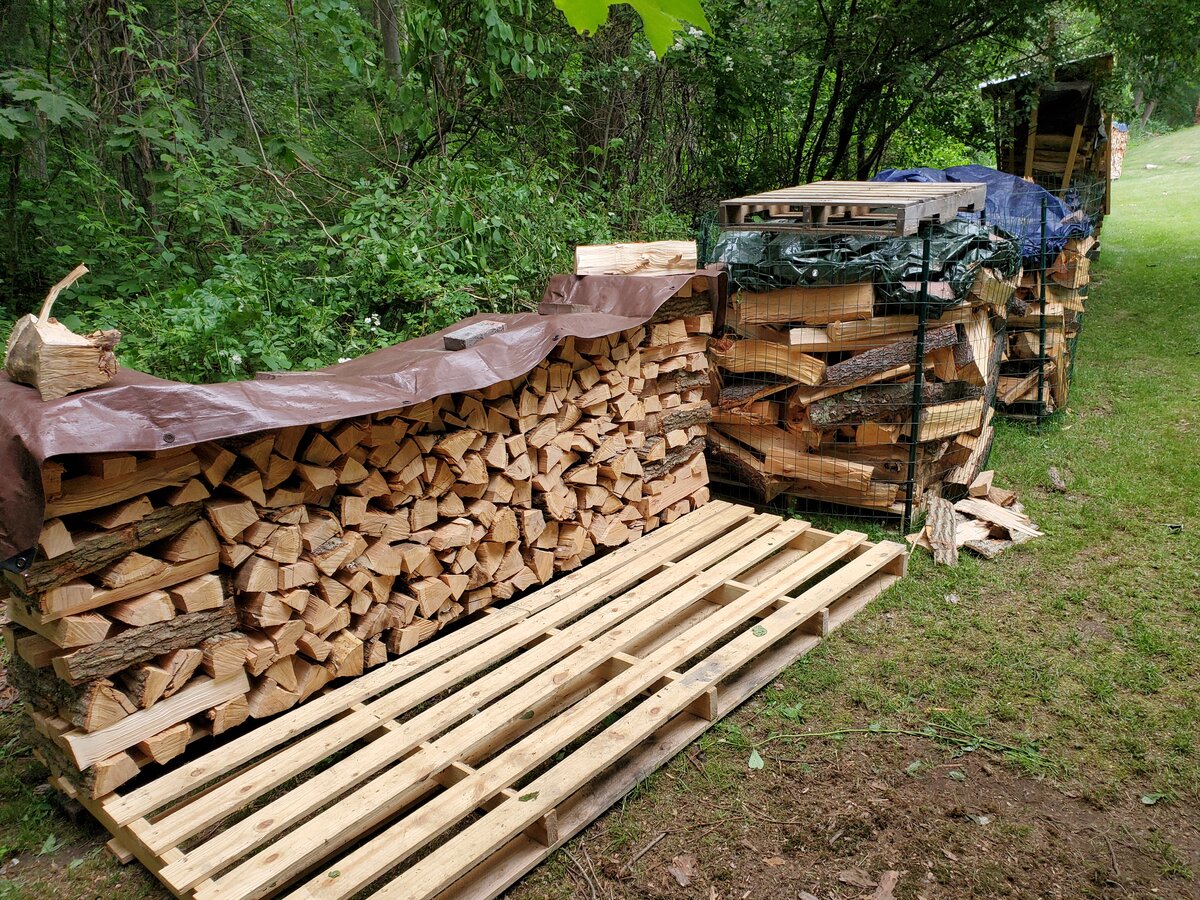 Stacking short firewood as main source