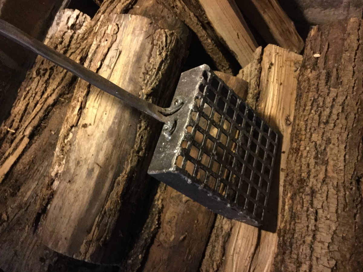 Coal shovel for red-hot cleanouts