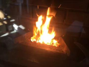 [Hearth.com] 1999 Harman Advance - Flame Lapping brick Backing creating Black Burn Spot!