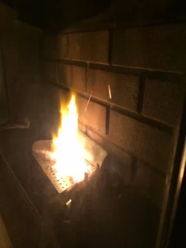 [Hearth.com] 1999 Harman Advance - Flame Lapping brick Backing creating Black Burn Spot!