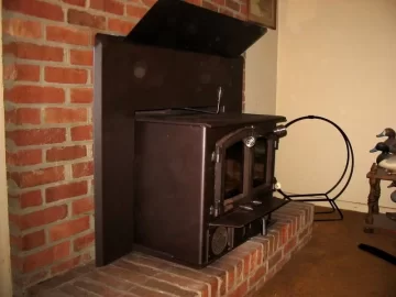[Hearth.com] It looks like a GREAT deal on a used (new) stove ($800) but is it?  Has ANYONE  even "heard of" or h