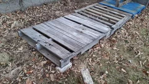 Simple pallet firewood rack