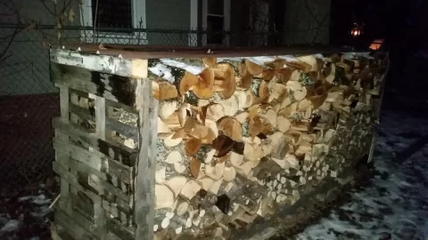 Simple pallet firewood rack