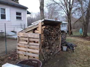 Simple pallet firewood rack