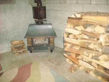 [Hearth.com] available firewood next to the stove ?