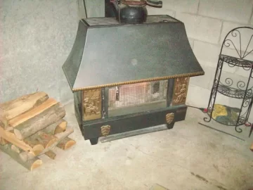 [Hearth.com] available firewood next to the stove ?