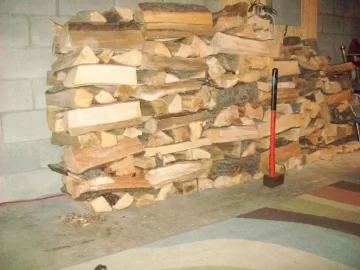 [Hearth.com] available firewood next to the stove ?