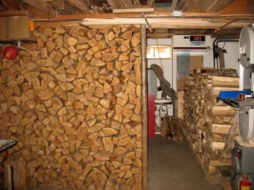 [Hearth.com] available firewood next to the stove ?