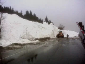 [Hearth.com] Avalanche blocks Seward highway
