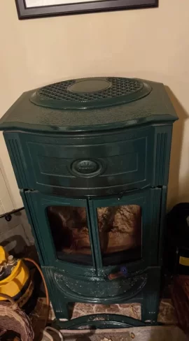 Can  anyone help identify this Jotul wood stove?