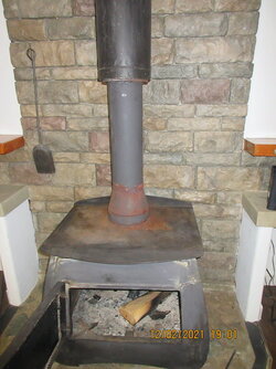 Stove and pipe.JPG