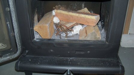 building a fire in the stove 001.JPG