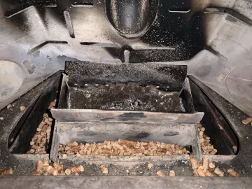 VF 100 unburned pellets in ash pan