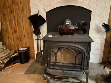 Jotul Oslo F500 ash pan door forming creosote as well as behind ash pan on  back wall and inside firebox