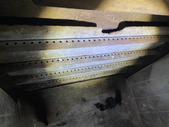 Notched baffle plate / flame wrapping around baffle plate