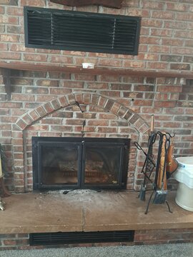 Wood burning fireplace, glassdoors masonary chimny SMOKEY SMELL