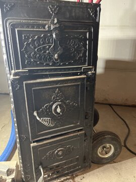 Can anyone identify this antique please?