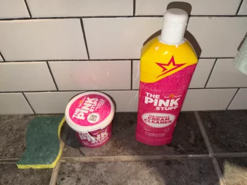 [Hearth.com] Taking the elbow grease out of cleaning a fiberglass tub.