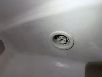 [Hearth.com] Taking the elbow grease out of cleaning a fiberglass tub.