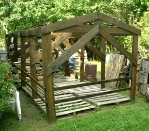 [Hearth.com] wood pallets- and uses...