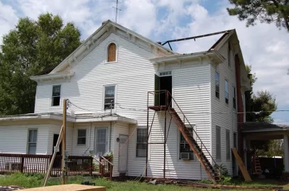 [Hearth.com] Construction of an old southern plantation house after lightning struck it.