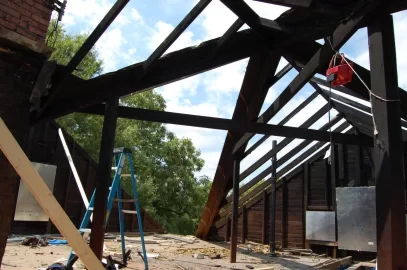 [Hearth.com] Construction of an old southern plantation house after lightning struck it.