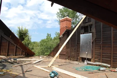 [Hearth.com] Construction of an old southern plantation house after lightning struck it.