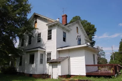 [Hearth.com] Construction of an old southern plantation house after lightning struck it.