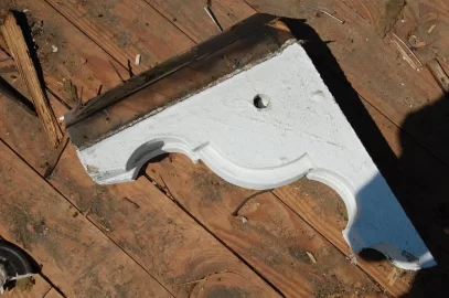 [Hearth.com] Construction of an old southern plantation house after lightning struck it.