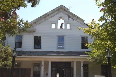 [Hearth.com] Construction of an old southern plantation house after lightning struck it.