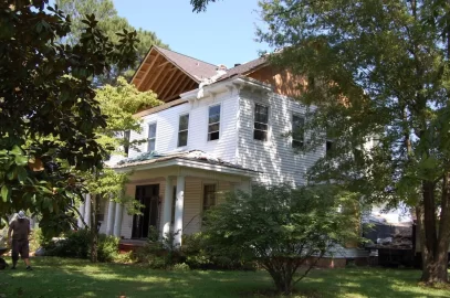 [Hearth.com] Construction of an old southern plantation house after lightning struck it.