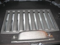 How does the bottom grate get placed in a Jotul F600?