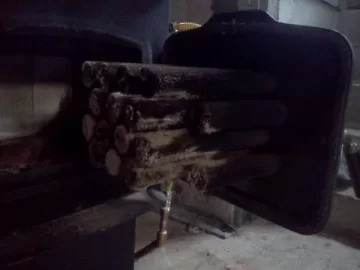 [Hearth.com] spoted on craigslist. looks dangerous hook up with flexable gas line?