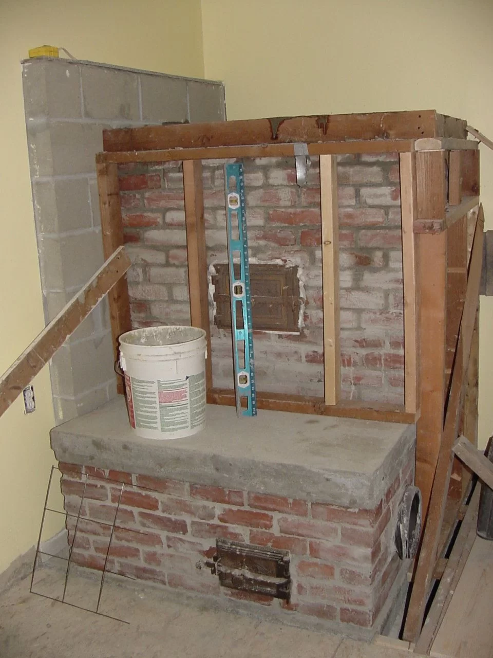 Ovenbench inside the kitchen. I did poor a concrete top on top of the inner core (2 inches airspace)